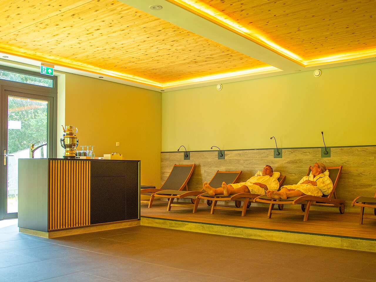 Espace d�tente spa avec chaises longues au camping CAPFUN Tecklenburg � Tecklenburg-Leeden (49).