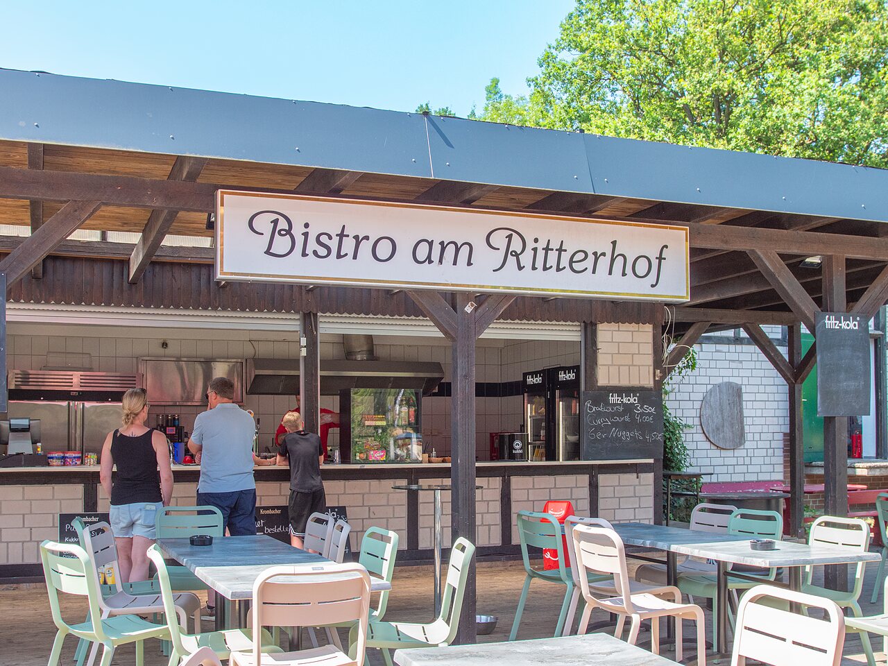 Bistro ext�rieur et tables de restaurant au camping CAPFUN Tecklenburg � Tecklenburg-Leeden (49).