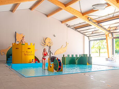 Piscine intérieure ludique avec jeux d'eau au camping CAPFUN Tecklenburg à Tecklenburg-Leeden.
