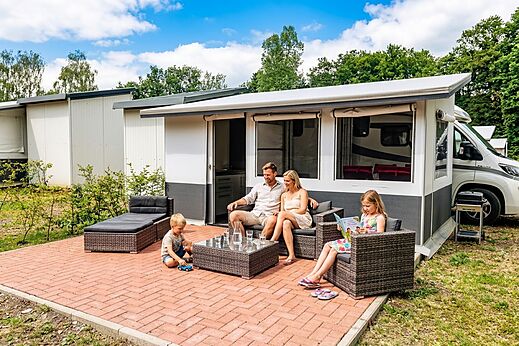 Famille sur la terrasse d'un Mobil-home au CAPFUN Tecklenburg à Tecklenburg-Leeden (49).