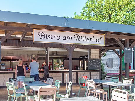 Bistro extérieur et tables de restaurant au camping CAPFUN Tecklenburg à Tecklenburg-Leeden (49).