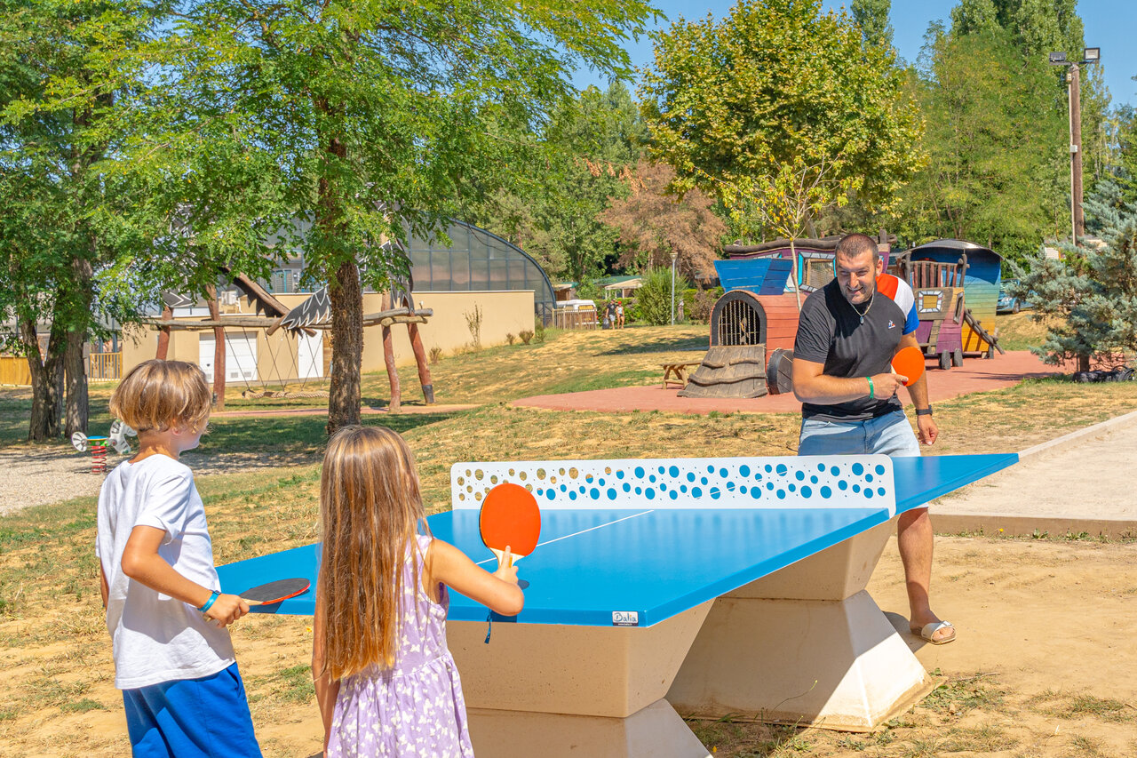 Partie de tennis de table en famille au camping CAPFUN Temps Libre � BOUGE CHAMBALUD.