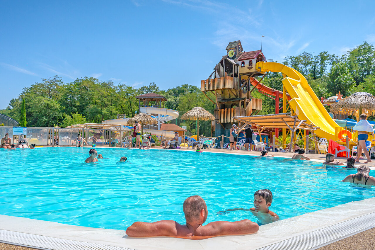 Piscine ext�rieure, toboggan g�ant et jeux aquatiques au camping CAPFUN Temps Libre � BOUGE CHAMBALUD (38).
