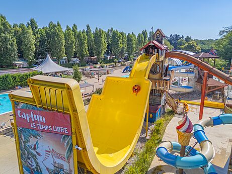 Toboggans aquatiques et piscine ext�rieure au camping CAPFUN Temps Libre � BOUGE CHAMBALUD (38).