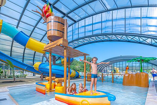 Toboggans, piscine et jeux pour enfants au camping CAPFUN Temps Libre � BOUGE CHAMBALUD (38).