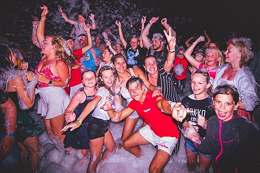 F�te mousse anim�e avec familles et enfants au camping CAPFUN Temps Libre � BOUGE CHAMBALUD (38).