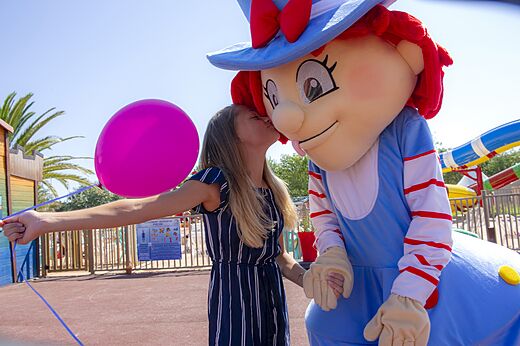 Mascotte du camping et jeune femme au CAPFUN Temps Libre � BOUGE CHAMBALUD (38).