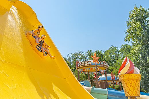 Toboggan aquatique g�ant, enfants au camping CAPFUN Temps Libre � BOUGE CHAMBALUD (38).