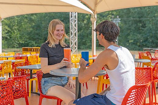Couple souriant au bar, CAPFUN Temps Libre � BOUGE CHAMBALUD (38).