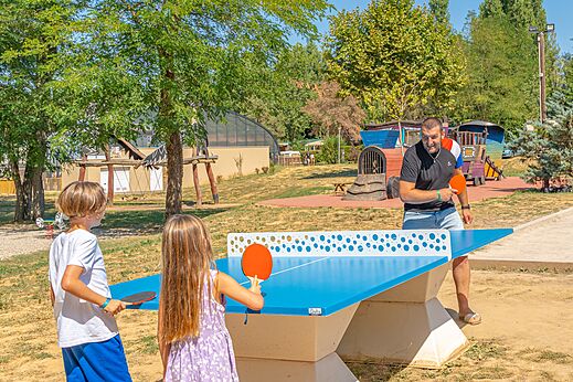 Famille jouant au ping-pong ext�rieur au camping CAPFUN Temps Libre � BOUGE CHAMBALUD.