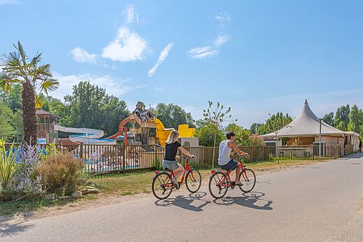 Toboggans aquatiques, jeux d'eau au camping CAPFUN Temps Libre � BOUGE CHAMBALUD (38).