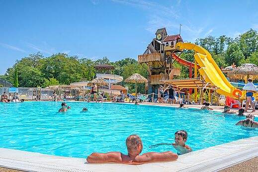 Piscine ext�rieure, toboggans au camping CAPFUN Temps Libre � BOUGE CHAMBALUD (38).