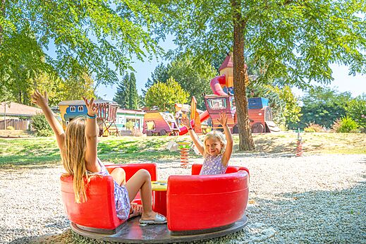 Enfants joyeux sur l'aire de jeux du camping CAPFUN Temps Libre � BOUGE CHAMBALUD (38).