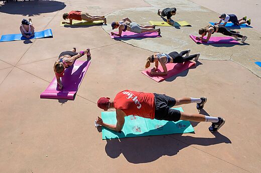 Groupe faisant des planches, activit� sportive au camping CAPFUN Temps Libre � BOUGE CHAMBALUD (38).