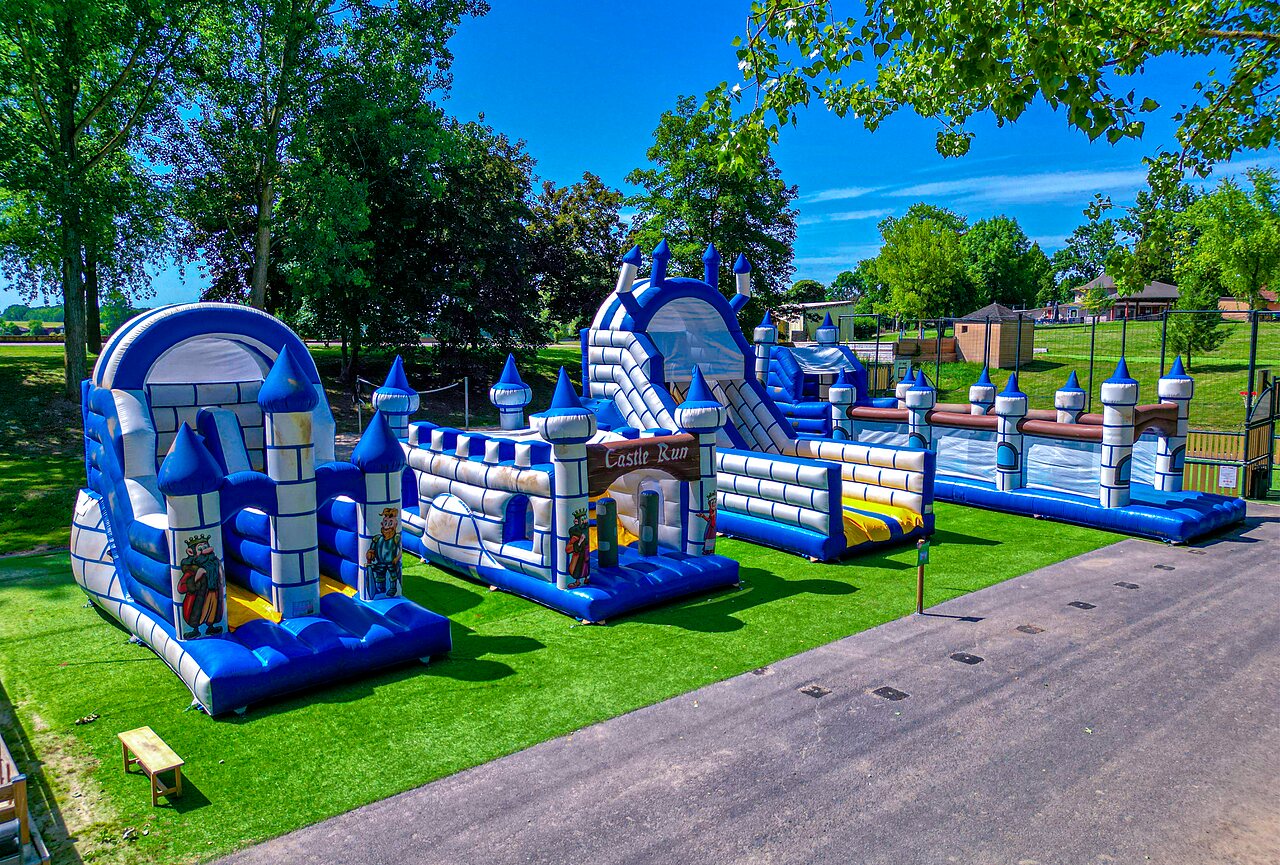 Parcours de ch�teaux gonflables pour enfants sur herbe verte au camping CAPFUN Tensch Jolie � Grostenquin (57).