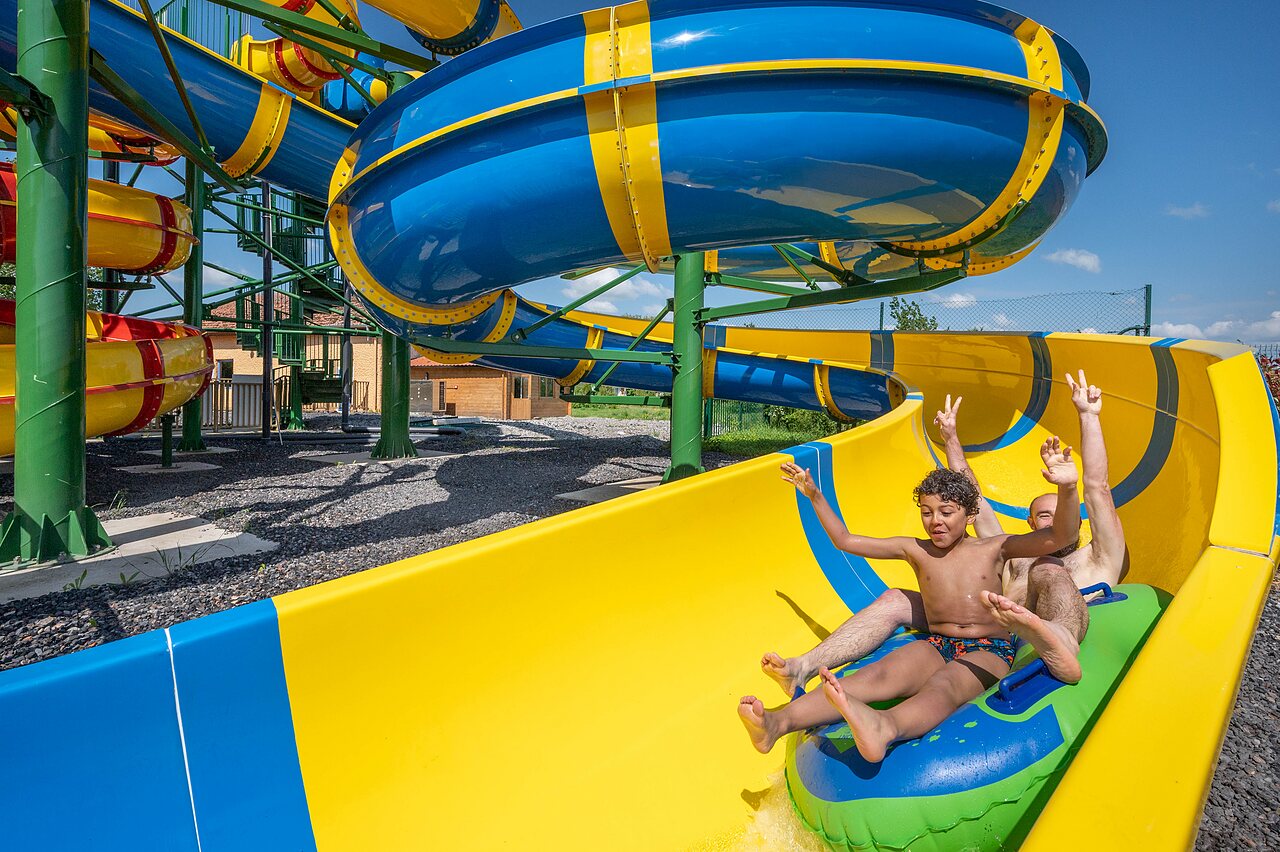 Toboggan aquatique g�ant, deux personnes sur bou�e, au camping CAPFUN Tensch Jolie � Grostenquin (57).