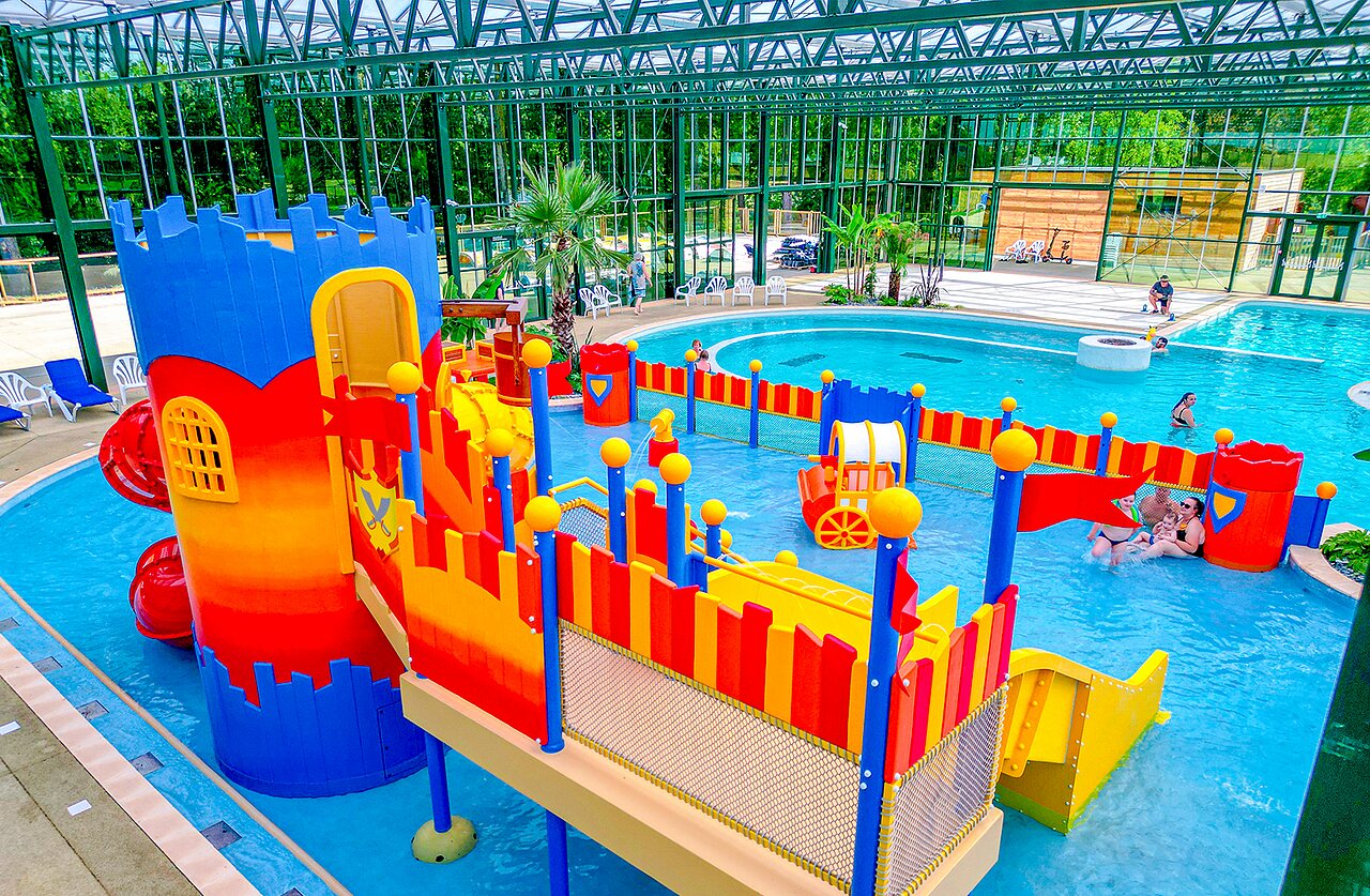 Piscine couverte avec toboggans et jeux d'eau pour enfants au camping CAPFUN Tensch Jolie � Grostenquin (57).