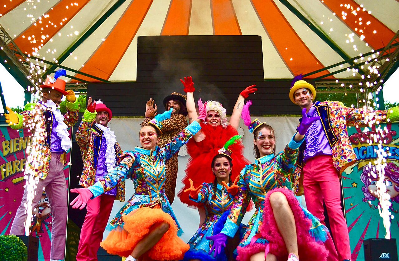 Animation festive avec artistes costum�s et pyrotechnie au camping CAPFUN Tensch Jolie � Grostenquin.