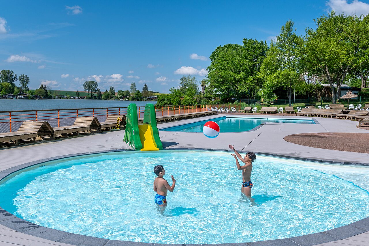 Piscine ext�rieure, toboggan crocodile, enfants au camping CAPFUN Tensch Jolie � Grostenquin (57).