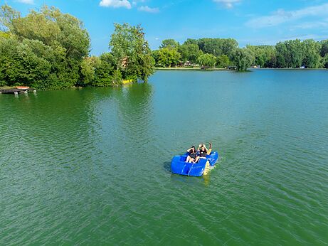 P�dalo sur le lac avec vacanciers au camping CAPFUN Tensch Jolie � Grostenquin (57).