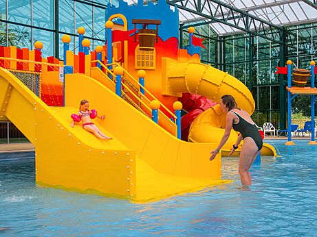 Jeux aquatiques et toboggans color�s � la piscine du camping CAPFUN Tensch Jolie.