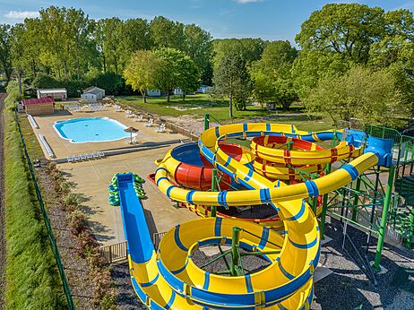 Toboggans aquatiques géants et piscine au camping CAPFUN Tensch Jolie à Grostenquin (57).