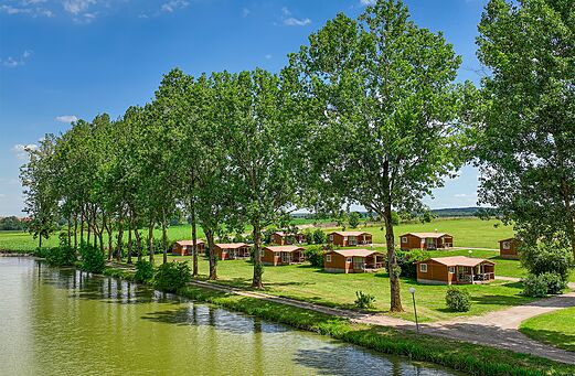 Mobil-homes en bois, verdure, au camping CAPFUN Tensch Jolie � Grostenquin.