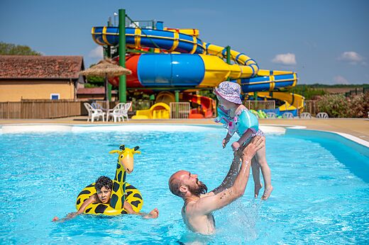 Piscine ext�rieure, toboggans aquatiques, famille au camping CAPFUN Tensch Jolie � Grostenquin.
