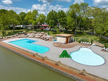Piscine ext�rieure, pataugeoire, toboggan dinosaure, chaises au camping CAPFUN Tensch Jolie.