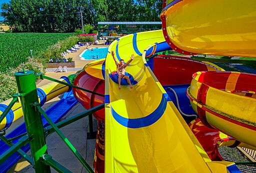 Toboggan aquatique g�ant, piscine au camping CAPFUN Tensch Jolie � Grostenquin (57).