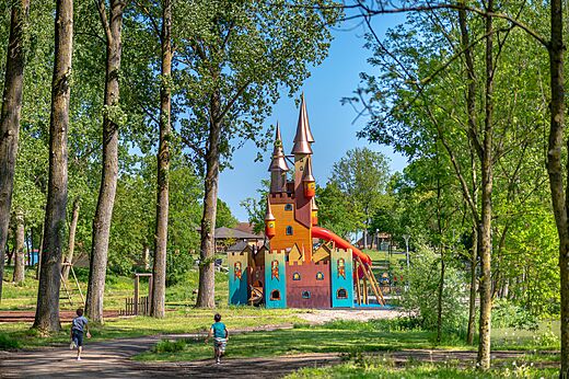 Aire de jeux ch�teau color� avec toboggans au camping CAPFUN Tensch Jolie.
