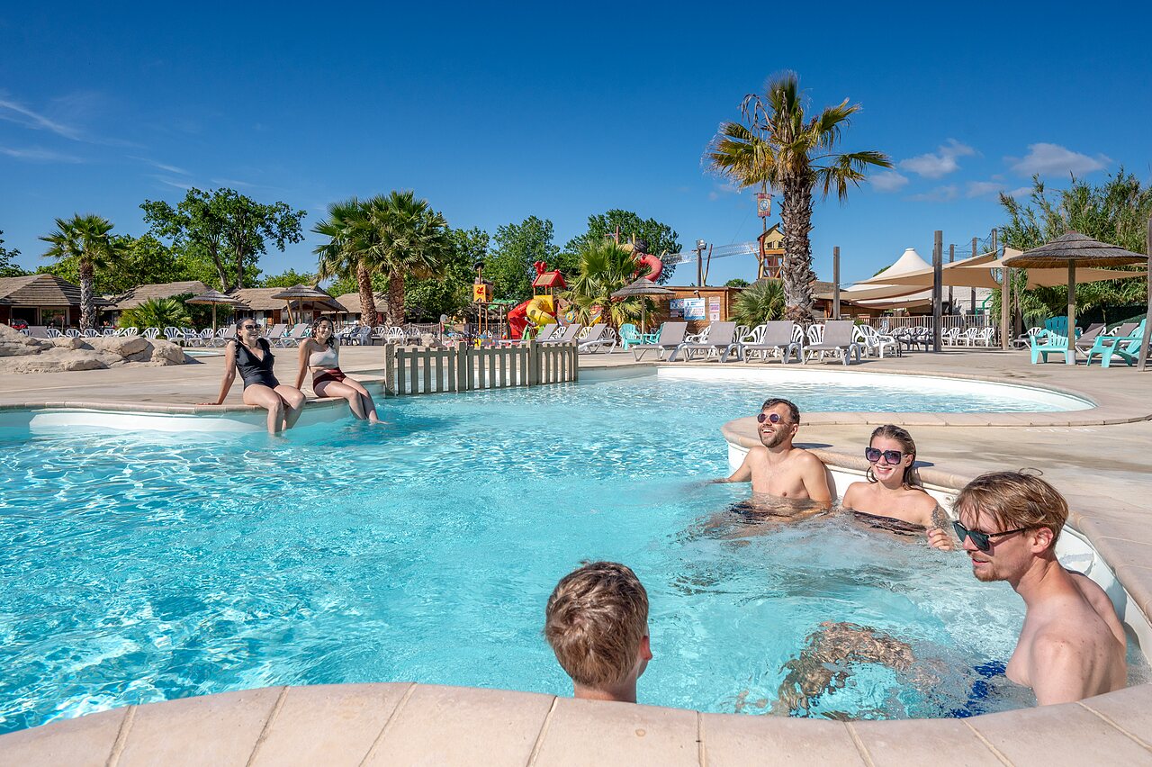 Piscine ext�rieure, adultes et aire de jeux au camping CAPFUN Teorix � MARSEILLAN PLAGE (34).