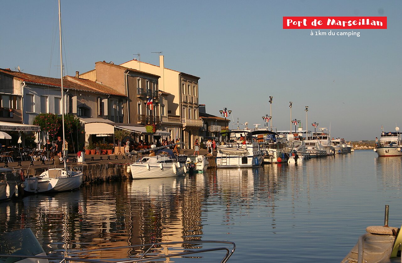 Port de Marseillan avec bateaux et terrasses anim�es, lieu � visiter en Occitanie.