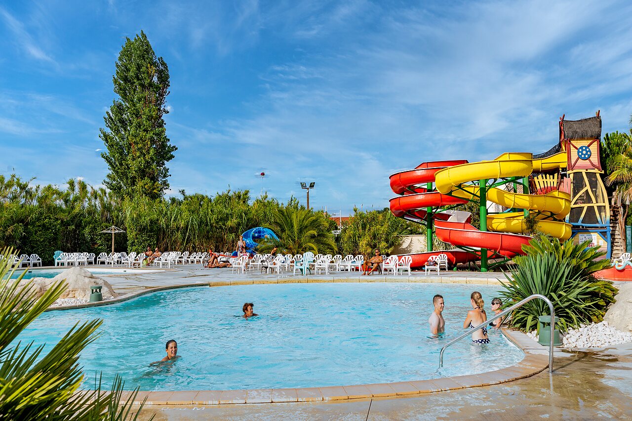 Grande piscine ext�rieure avec toboggans aquatiques au camping CAPFUN Teorix � MARSEILLAN PLAGE (34).