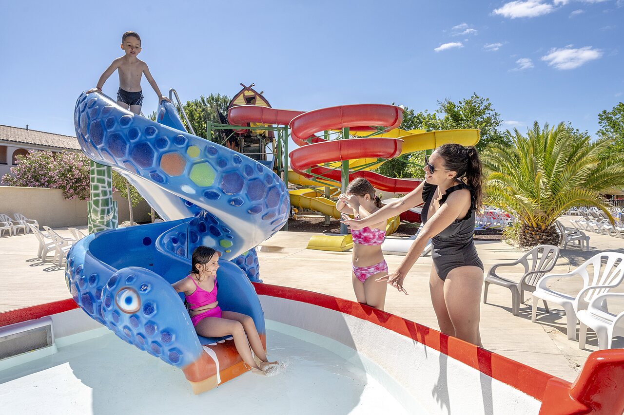 Toboggans aquatiques et piscine enfants au camping CAPFUN Teorix � MARSEILLAN PLAGE (34).
