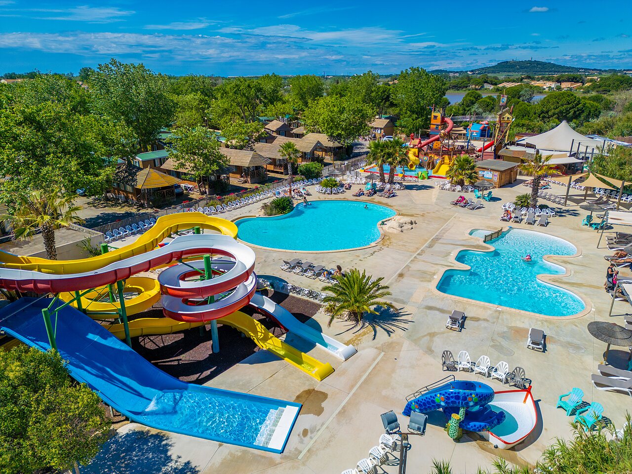 Toboggans aquatiques g�ants et piscines au camping CAPFUN Teorix � MARSEILLAN PLAGE (34).
