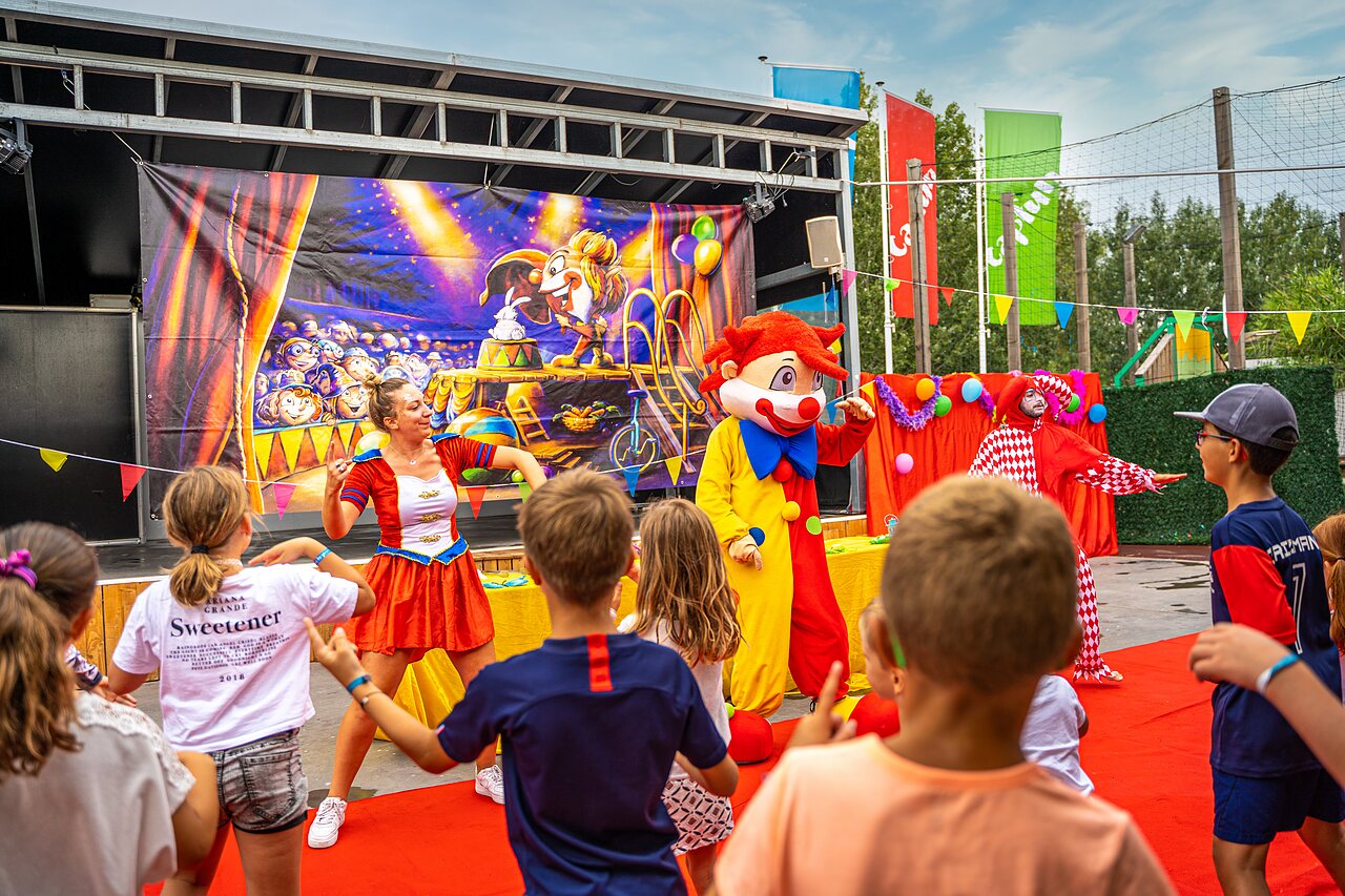 Animation spectacle enfants avec mascottes au camping CAPFUN Teorix � MARSEILLAN PLAGE (34).