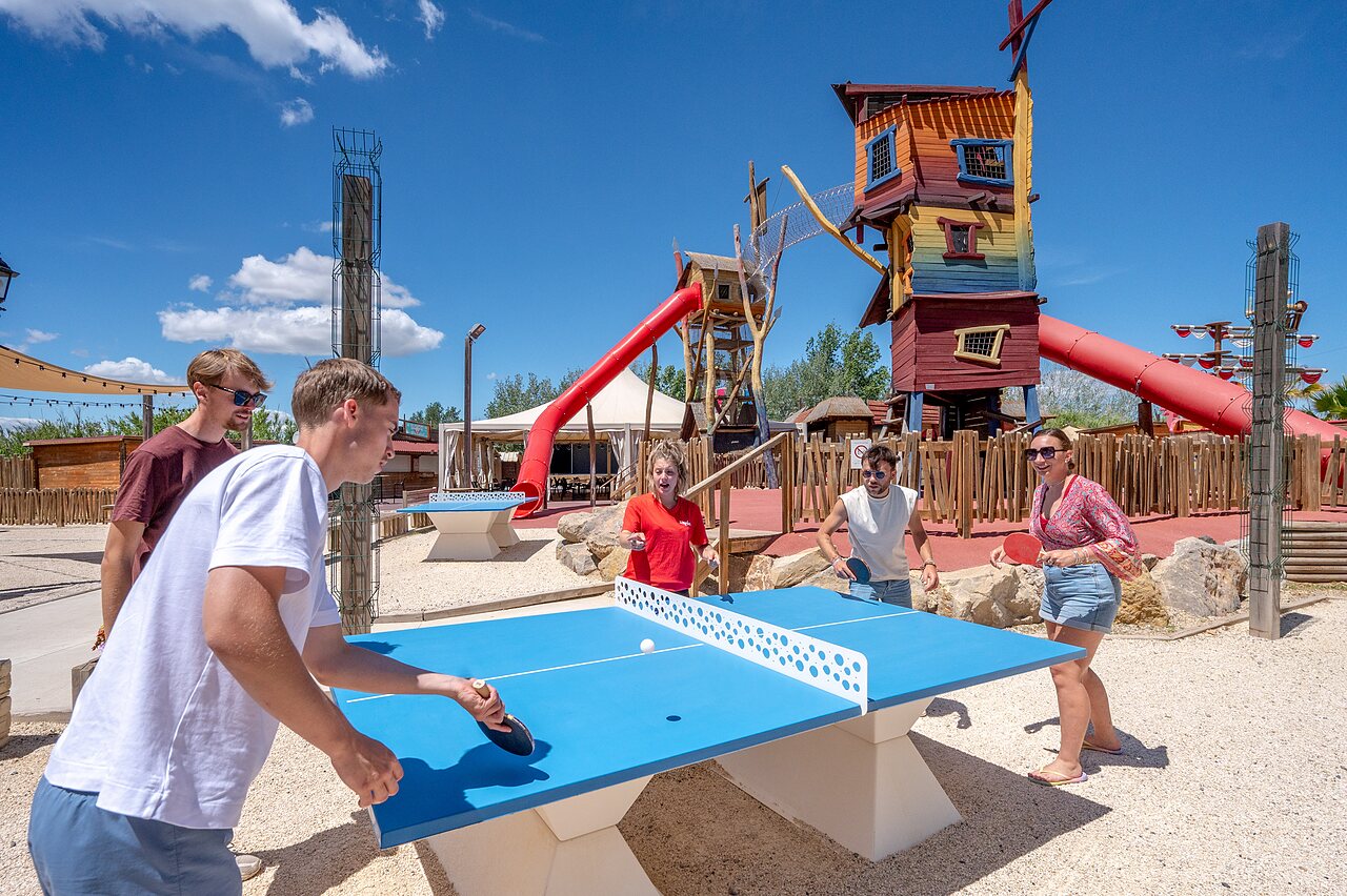 Partie de tennis de table et aire de jeux au camping CAPFUN Teorix � MARSEILLAN PLAGE.