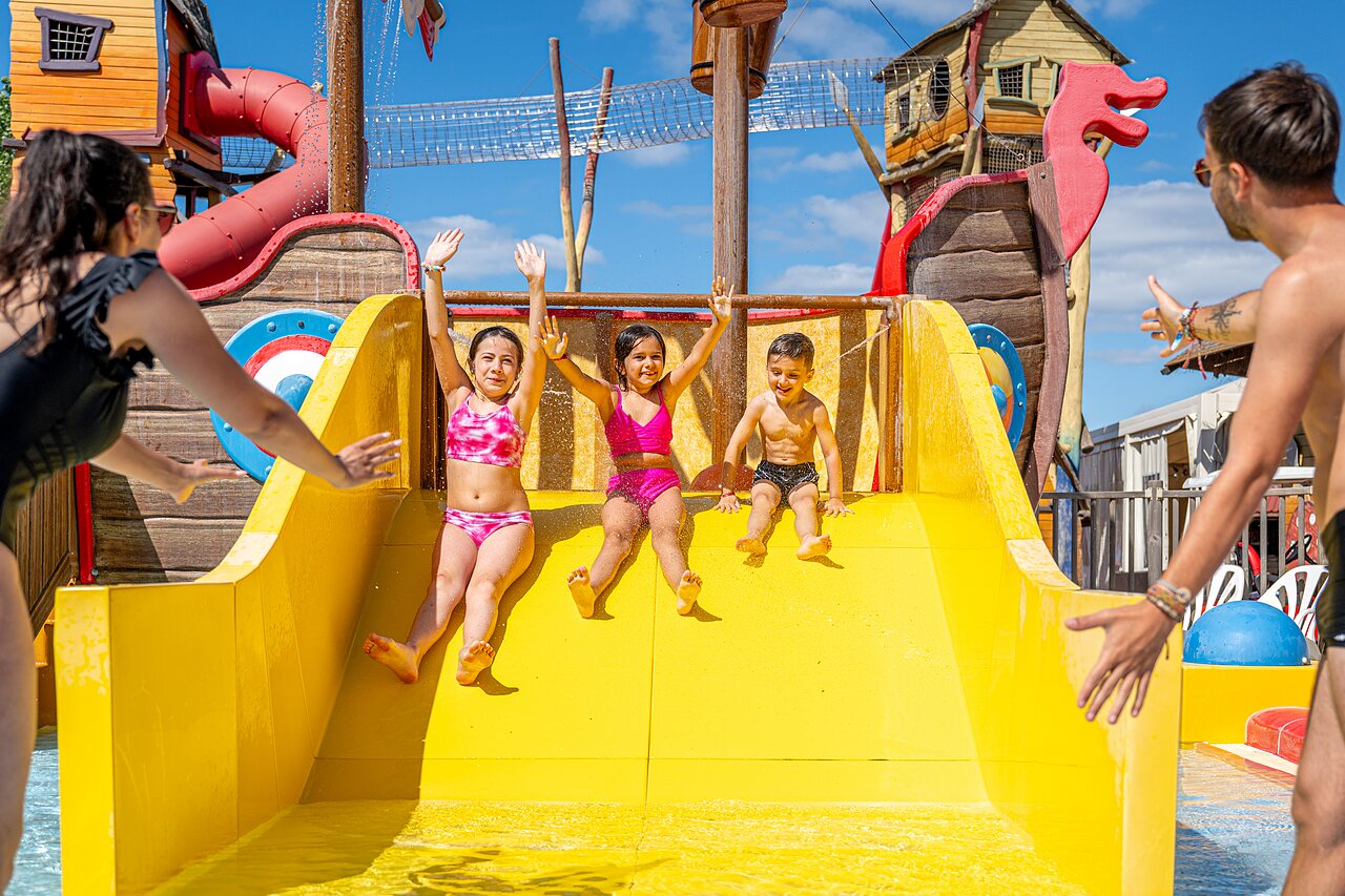Toboggan aquatique jaune, enfants, jeux bateau pirate, CAPFUN Teorix MARSEILLAN PLAGE (34).