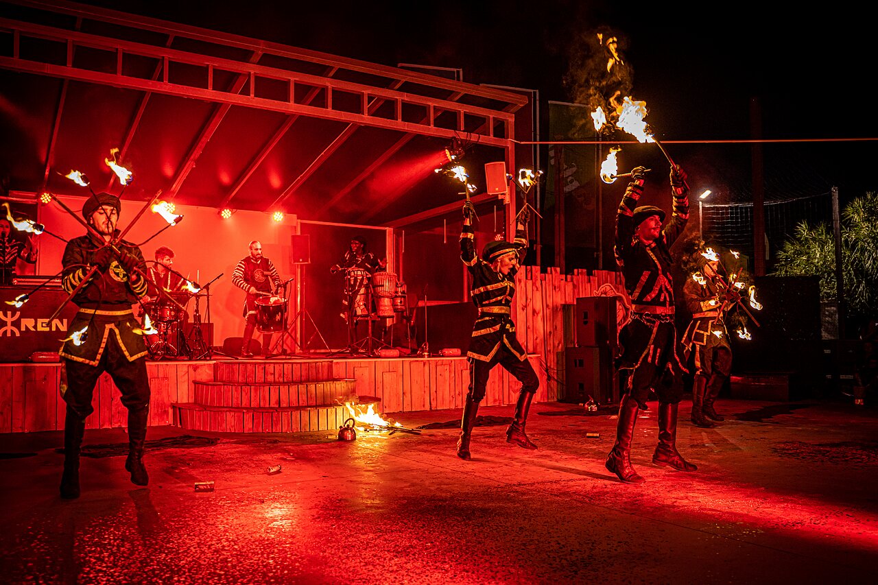 Spectacle de feu avec artistes costum�s au camping CAPFUN Teorix � MARSEILLAN PLAGE (34).
