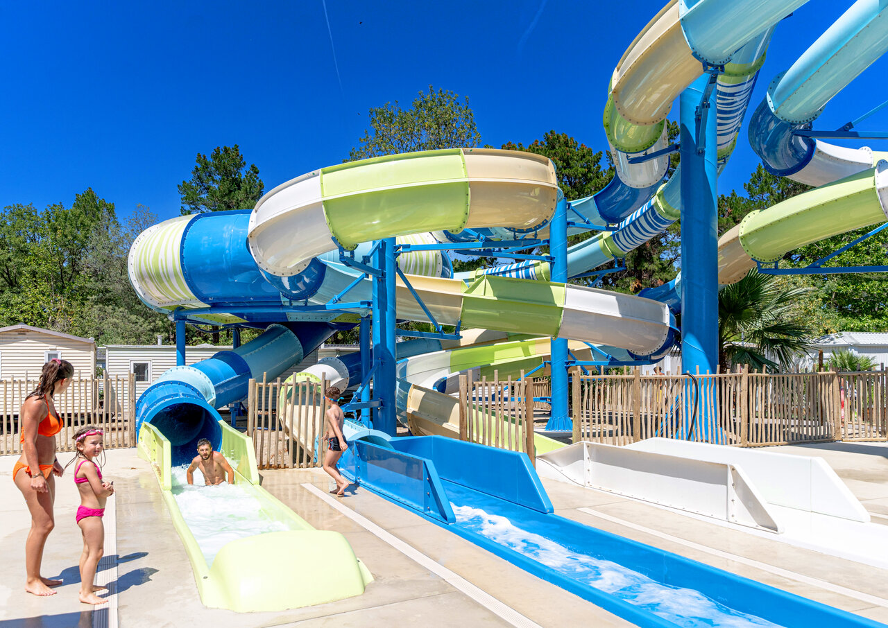 Toboggans aquatiques g�ants et piscine familiale au camping CLICOCHIC Texas � Argel�s.