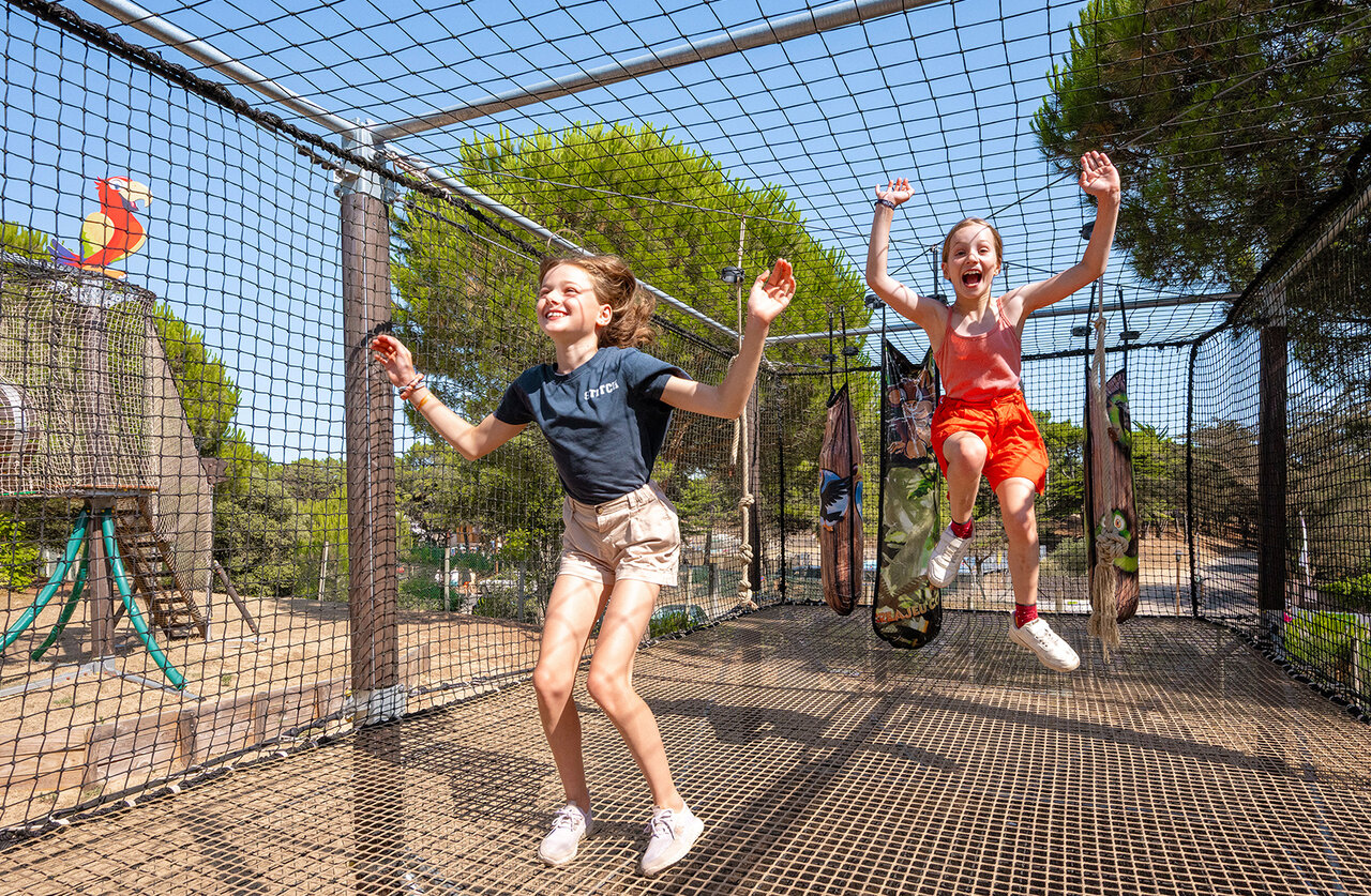 Trampoline g�ant en filet pour enfants au camping CLICOCHIC Plage des Tonnelles � Saint-Jean-de-Monts (85).