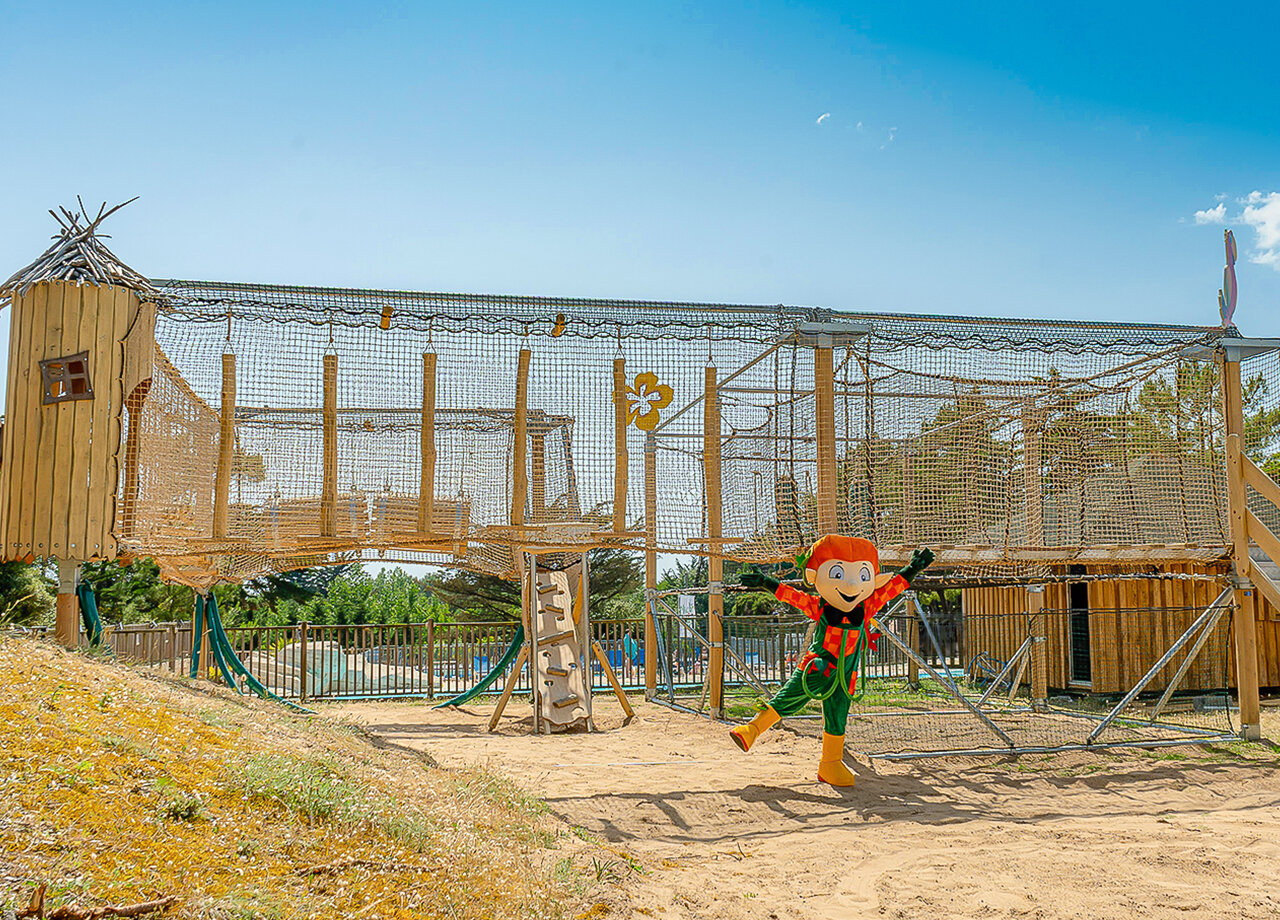 Aire de jeux aventure, mascotte, au camping CLICOCHIC Plage des Tonnelles � Saint-Jean-de-Monts.