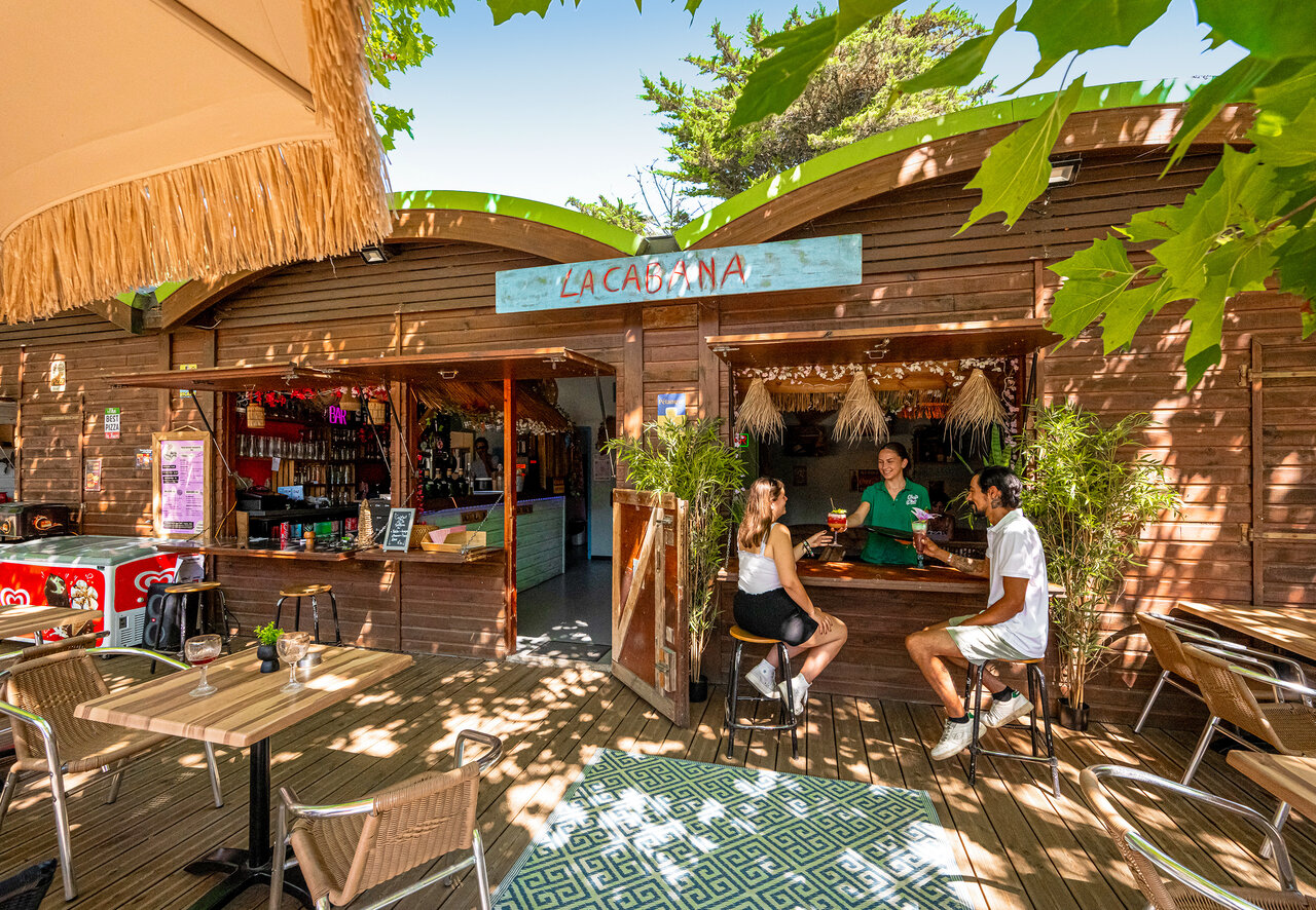 Bar La Cabana avec clients sur la terrasse au camping CLICOCHIC Plage des Tonnelles � Saint-Jean-de-Monts.