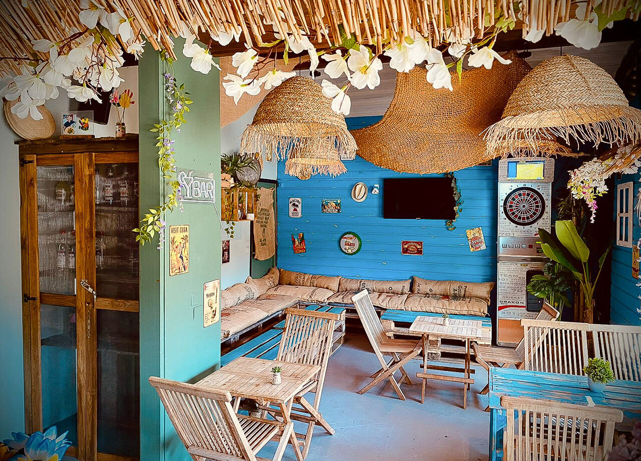 Bar tropical, fl�chettes et coin d�tente au camping CLICOCHIC Plage des Tonnelles.