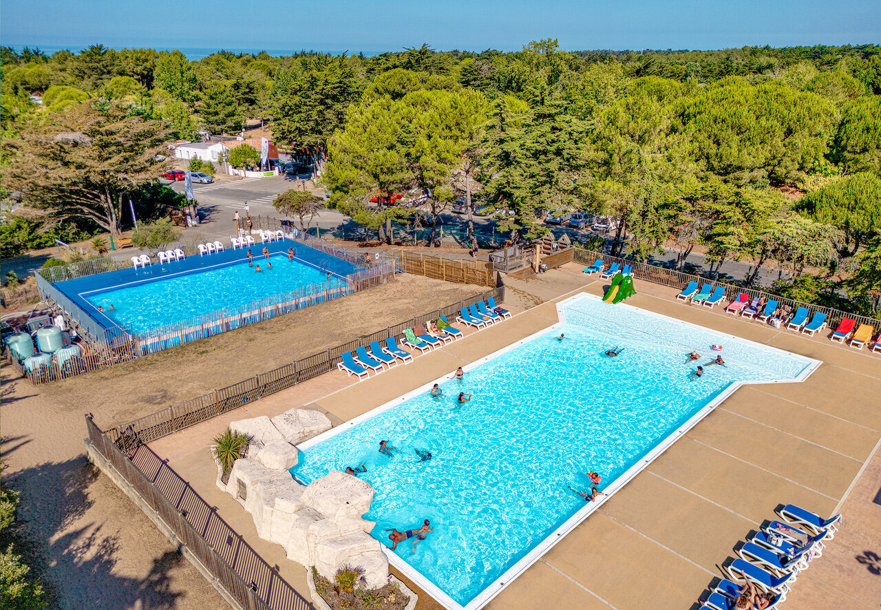 Piscines ext�rieures, toboggan et transats au camping CLICOCHIC Plage des Tonnelles � Saint-Jean-de-Monts (85).