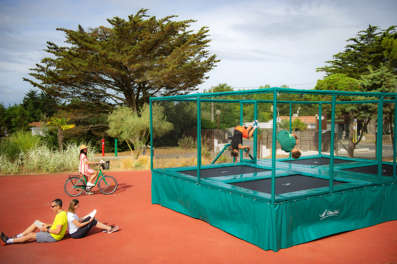 Trampolines, enfants et adultes au camping CLICOCHIC Plage des Tonnelles Saint-Jean-de-Monts.