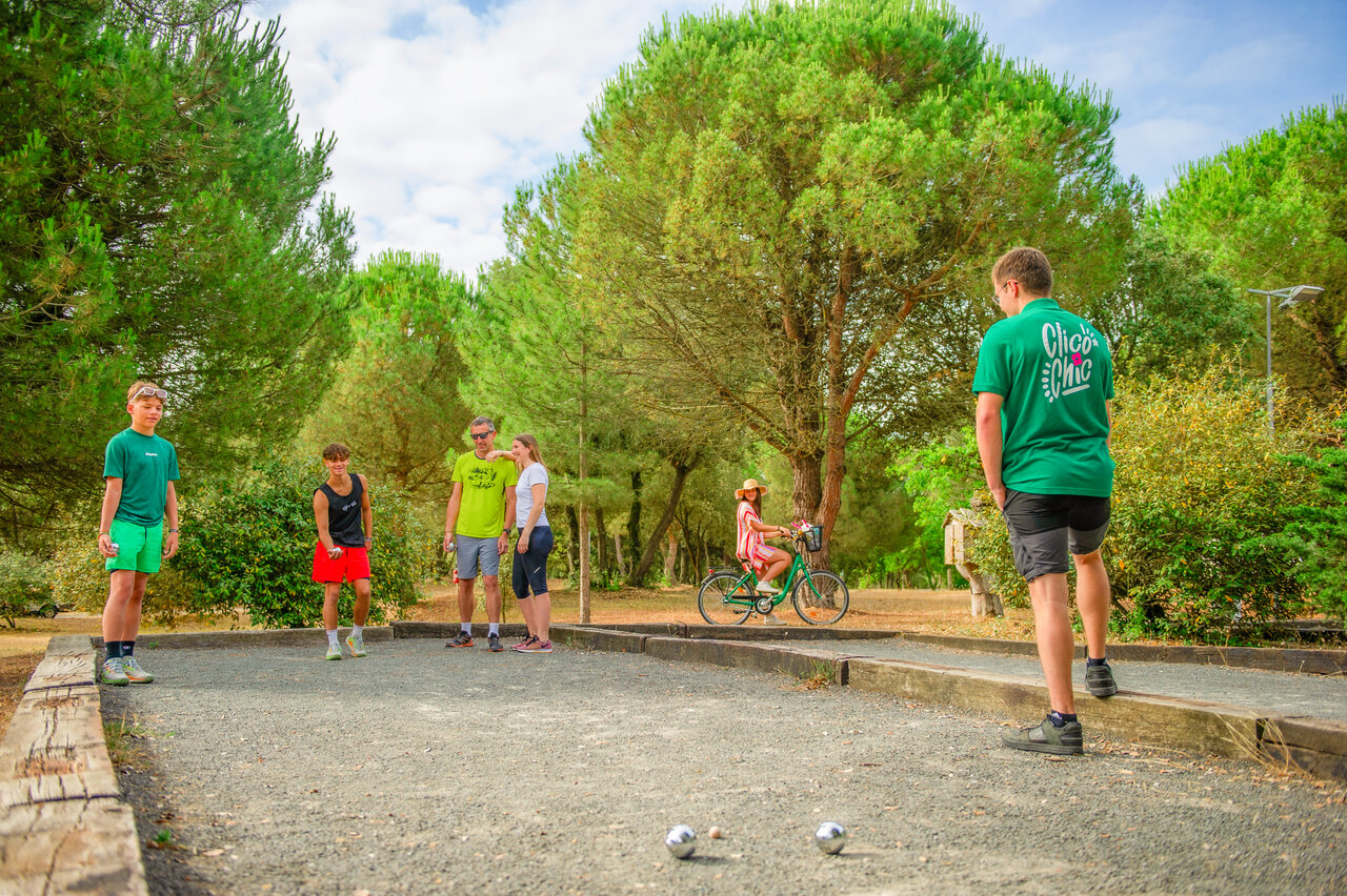 Famille et amis jouant � la p�tanque au camping CLICOCHIC Plage des Tonnelles.