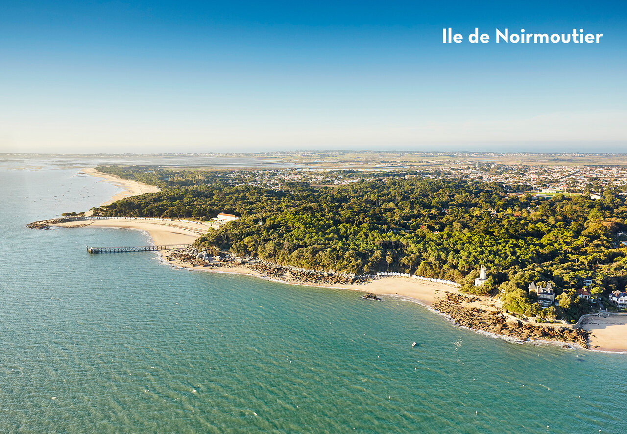 Vue a�rienne de l'�le de Noirmoutier, ses plages et for�ts, lieu � visiter.