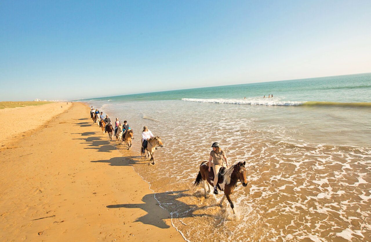 Balade � cheval sur la plage au camping CLICOCHIC Plage des Tonnelles.